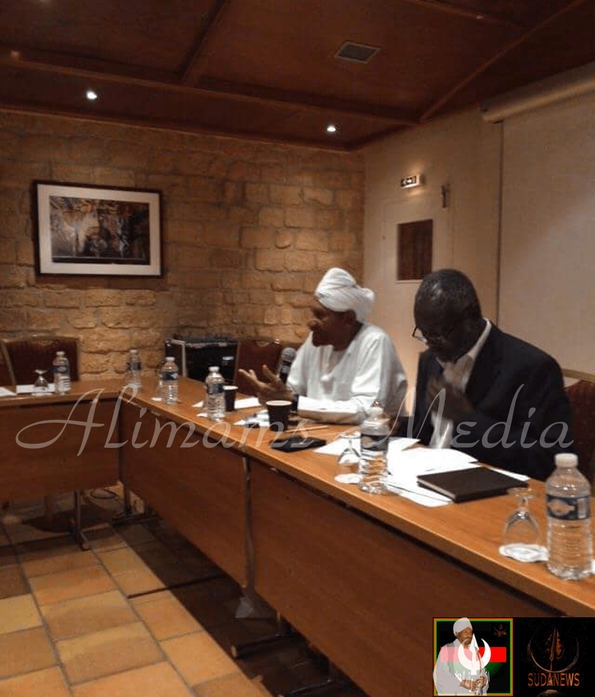 دولة الحبيب الإمام الصادق المهدي رئيس حزب الأمة القومي وقيادات قوى نداء السودان في اجتماع لهم خارج العاصمة الباريسية في يوم الخميس 12 نوفمبر 2015